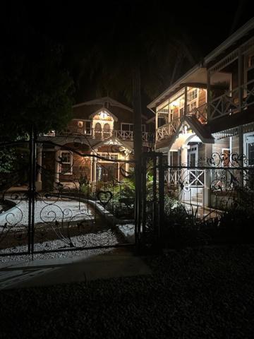 Caye Caulker Boutique Guesthouse Exterior photo